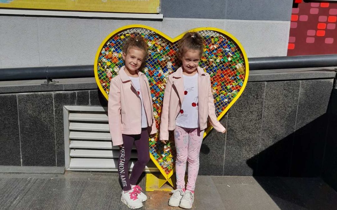 Јана и Ана Ловренчић прикупиле више од 1.000 чепова